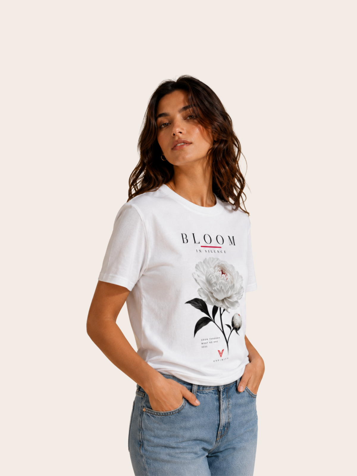 Frau trägt ein weißes VYFINITY T-Shirt mit „BLOOM IN SILENCE“-Frontprint. Das florale Design zeigt eine große weiße Pfingstrose mit schwarzen Blättern, dezenten roten Akzenten, dem Schriftzug „Grow Through What No One Sees“ und VYFINITY-Logo. Kombiniert mit hellblauer Jeans vor minimalistischem, hellem Hintergrund.