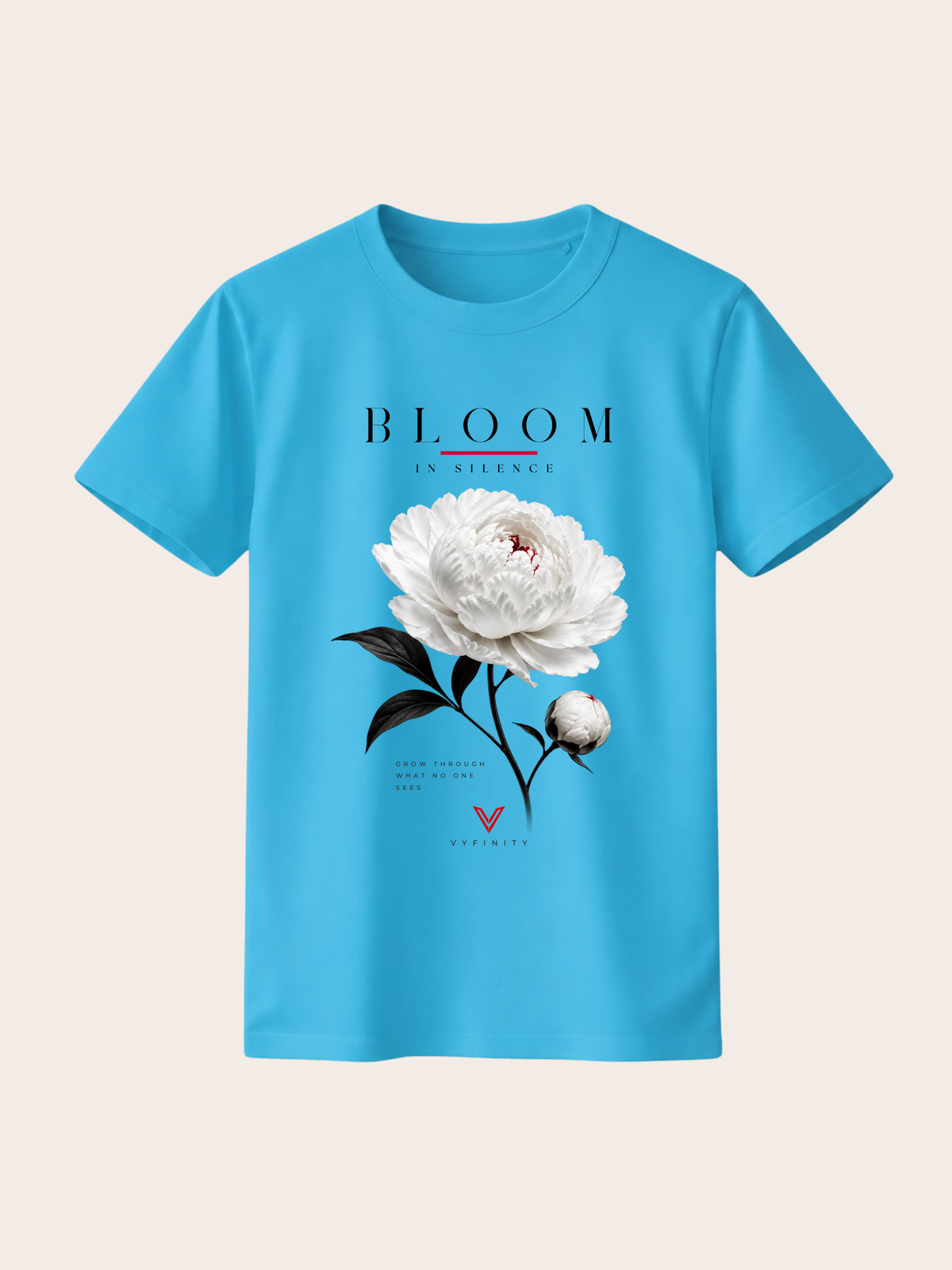 Türkisblaues VYFINITY T-Shirt mit großem „BLOOM IN SILENCE“-Frontdesign. Das florale Motiv zeigt eine detailreiche weiße Pfingstrose mit schwarzen Blättern, feinen roten Akzenten, dem Schriftzug „Grow Through What No One Sees“ und VYFINITY-Logo. Freigestellte Produktaufnahme vor hellem, cremefarbenem Hintergrund.