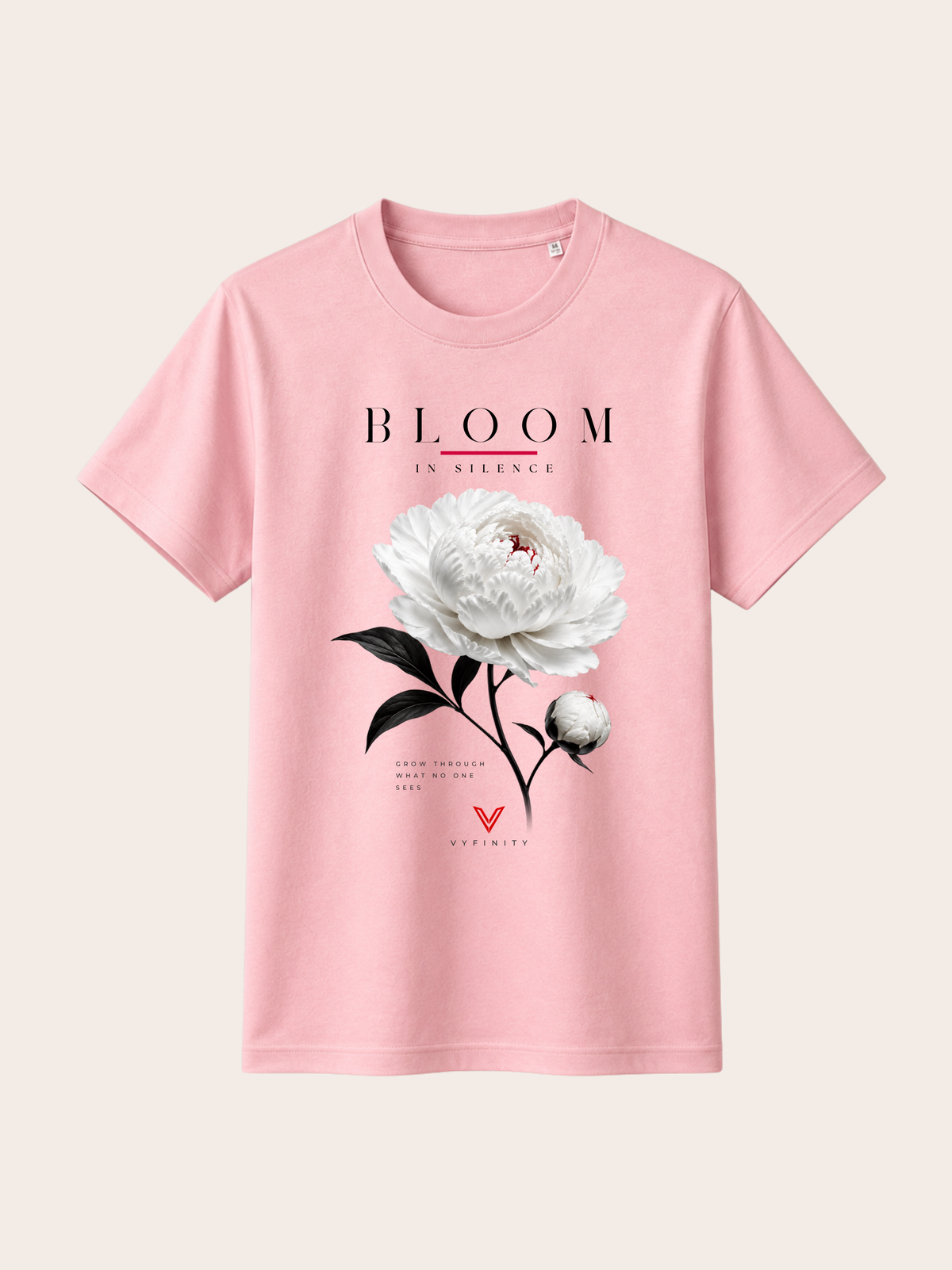 Rosa VYFINITY T-Shirt mit großem „BLOOM IN SILENCE“-Frontprint. Das florale Design zeigt eine detailreiche weiße Pfingstrose mit schwarzen Blättern, feinen roten Akzenten, dem Schriftzug „Grow Through What No One Sees“ und VYFINITY-Logo. Freigestellte Produktansicht vor hellem cremefarbenem Hintergrund.