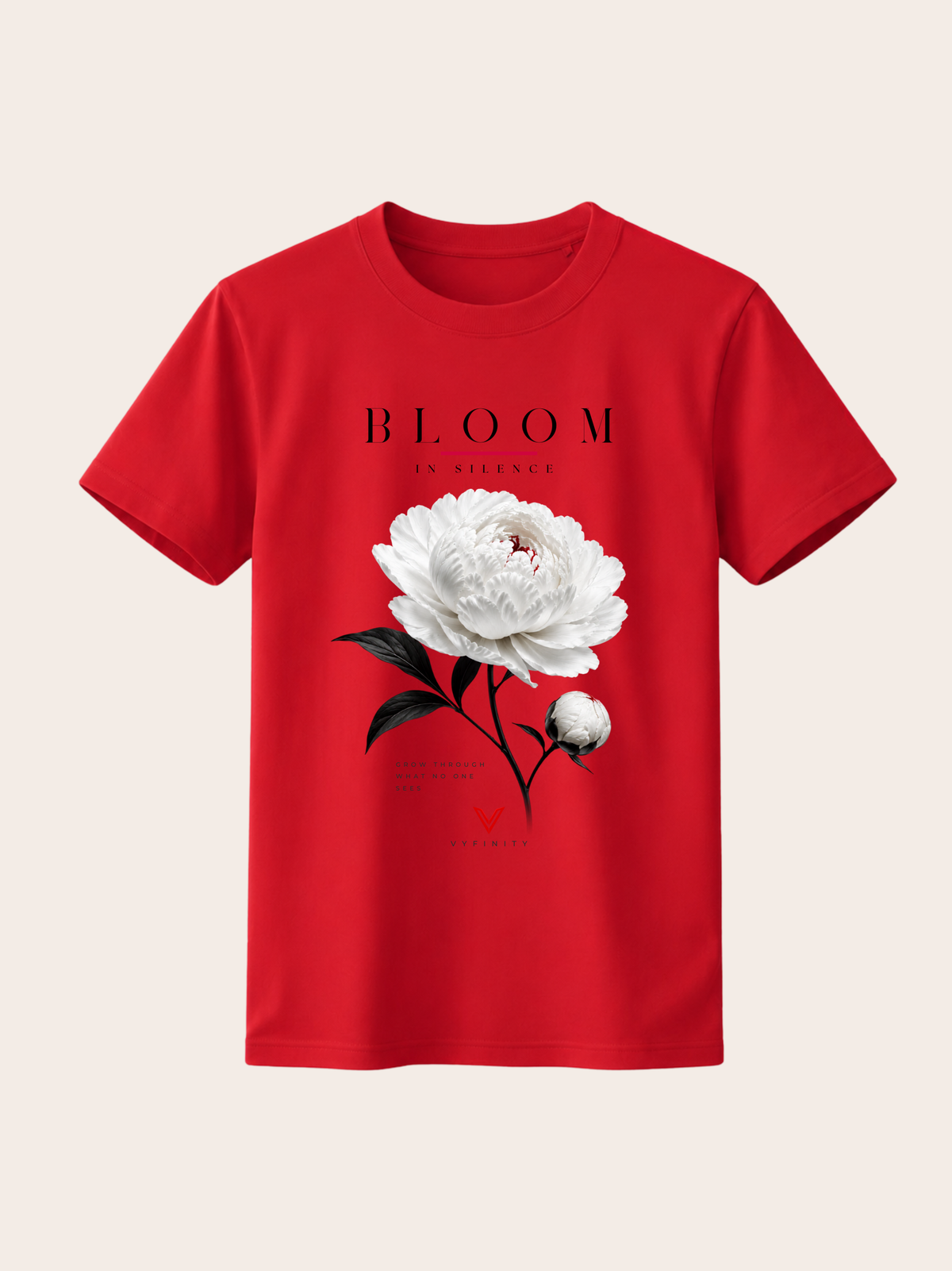 Rotes VYFINITY T-Shirt mit großem „BLOOM IN SILENCE“-Frontdesign. Das florale Motiv zeigt eine detailreiche weiße Pfingstrose mit schwarzen Blättern und Stielen, feinen roten Akzenten, dem Schriftzug „Grow Through What No One Sees“ sowie VYFINITY-Logo. Freigestellte Produktaufnahme vor hellem, cremefarbenem Hintergrund.