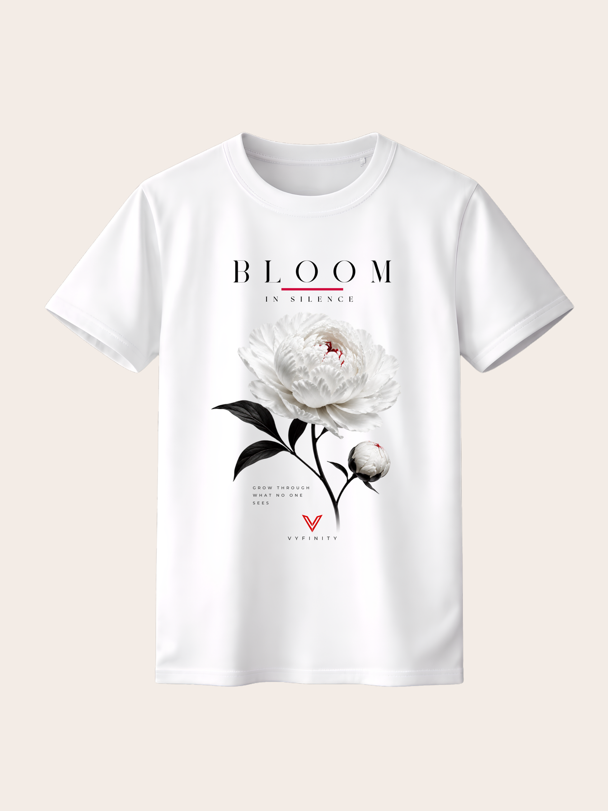 Weißes VYFINITY T-Shirt mit großem „BLOOM IN SILENCE“-Frontdesign. Das florale Motiv zeigt eine detailreiche weiße Pfingstrose mit schwarzen Blättern und Stielen, feinen roten Akzenten, dem Schriftzug „Grow Through What No One Sees“ sowie VYFINITY-Logo. Produktaufnahme vor hellem, minimalistischem Hintergrund.