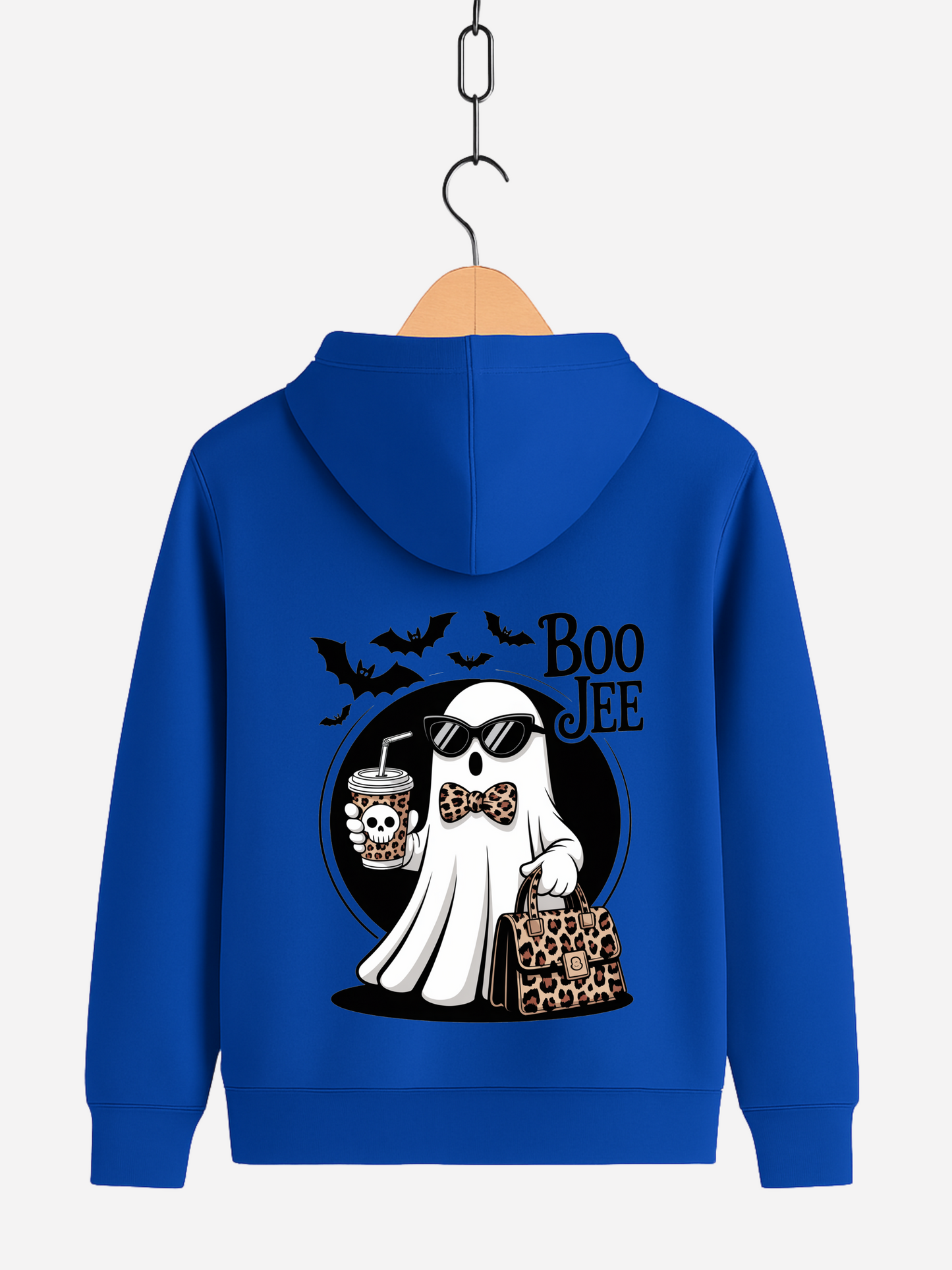 Blaue Zipper mit Rückendruck: cooles Geist-Motiv mit Sonnenbrille, Schleife und Leoparden-Tasche, dazu Schriftzug Boo Jee und fliegende Fledermäuse.