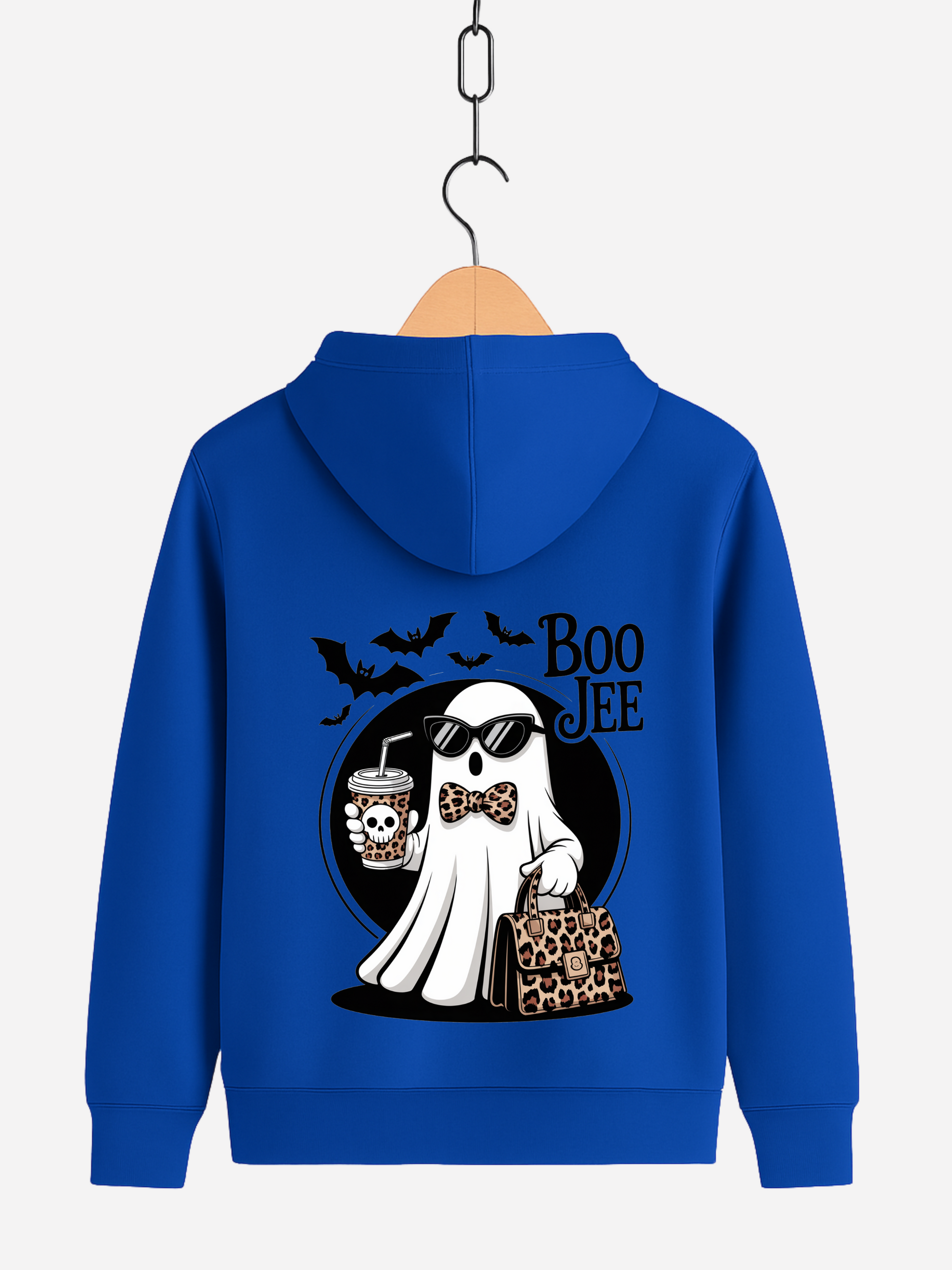 Blaue Zipper mit Rückendruck: cooles Geist-Motiv mit Sonnenbrille, Schleife und Leoparden-Tasche, dazu Schriftzug Boo Jee und fliegende Fledermäuse.
