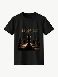 VYFINITY „The Chessfather“ schwarzes T-Shirt in Frontansicht mit goldfarbenem Schach-Print, zentraler Königsschachfigur, Schachbrett und dem Schriftzug „Every Move Has a Price“ auf weißem Hintergrund.