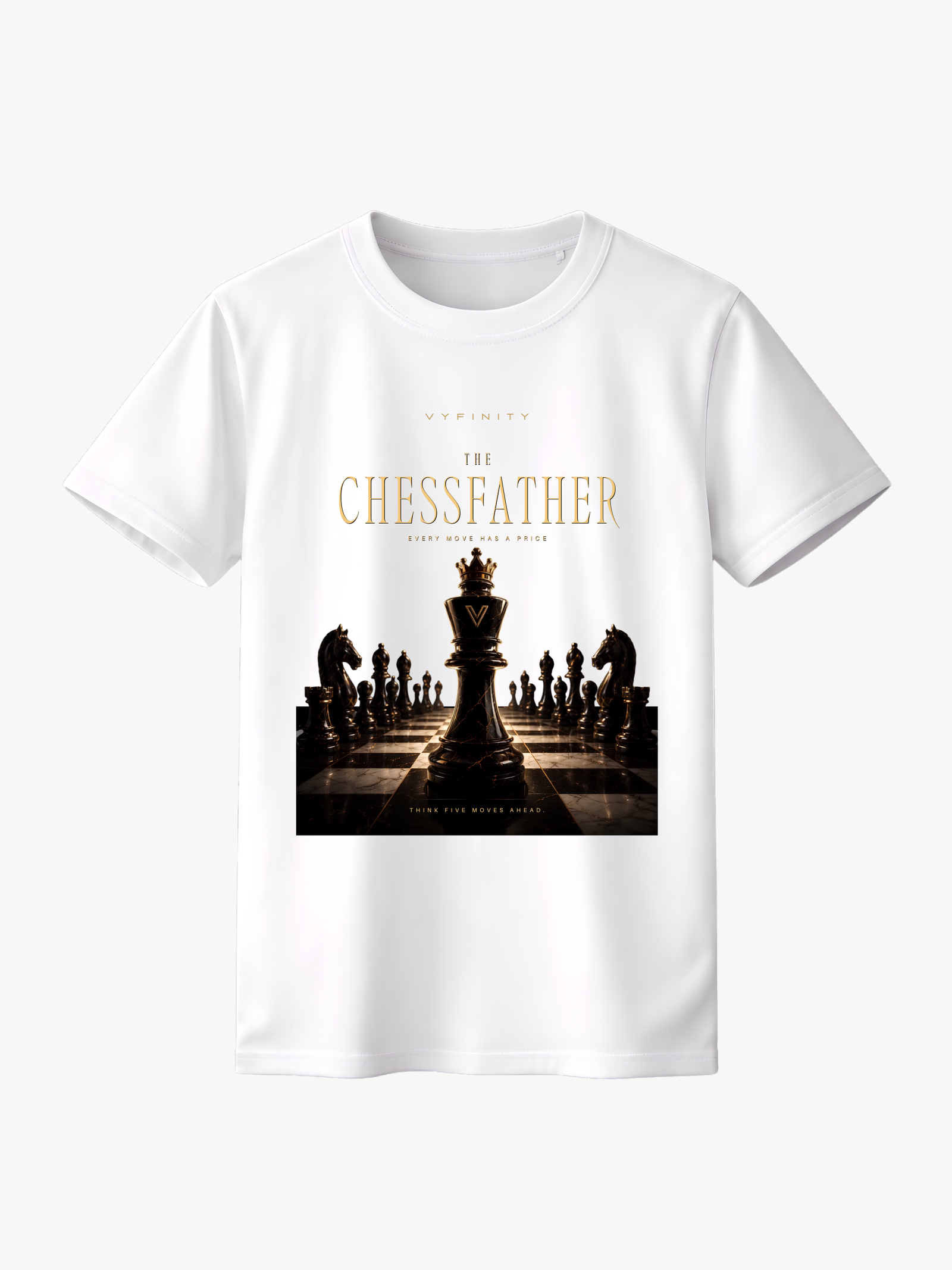 Weißes VYFINITY T-Shirt in Frontansicht mit „THE CHESSFATHER“-Schachdesign in Schwarz und Gold. Zentraler König auf einem Schachbrett, umgeben von weiteren Schachfiguren, auf cleanem weißem Hintergrund.