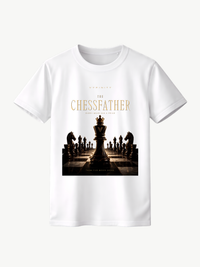 Weißes VYFINITY T-Shirt in Frontansicht mit „THE CHESSFATHER“-Schachdesign in Schwarz und Gold. Zentraler König auf einem Schachbrett, umgeben von weiteren Schachfiguren, auf cleanem weißem Hintergrund.