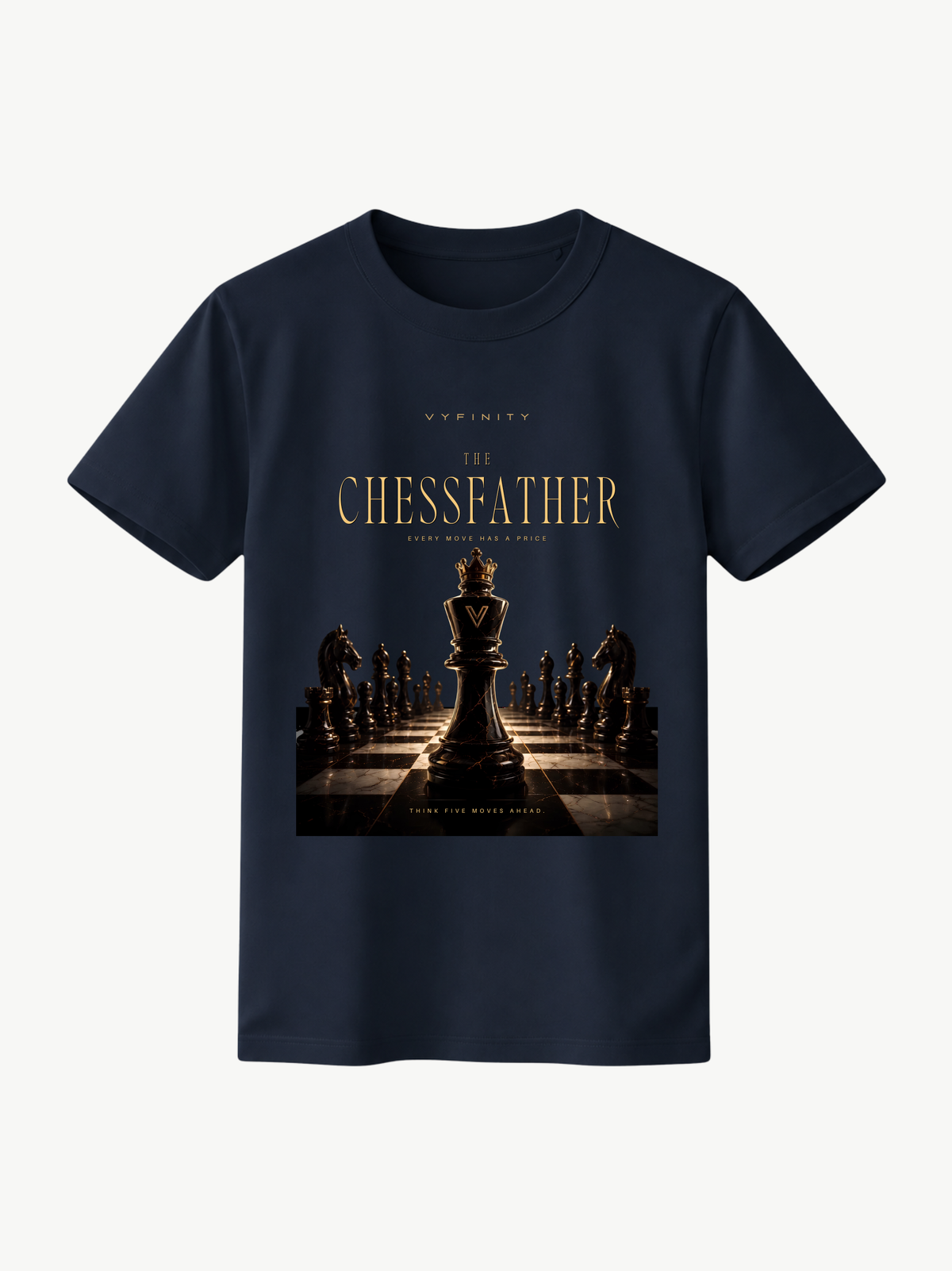 Dunkelblaues VYFINITY T-Shirt in Frontansicht mit „THE CHESSFATHER“-Schachdesign in Schwarz und Gold. Zentraler gekrönter König auf einem Schachbrett, umgeben von Schachfiguren, vor cleanem weißem Hintergrund.