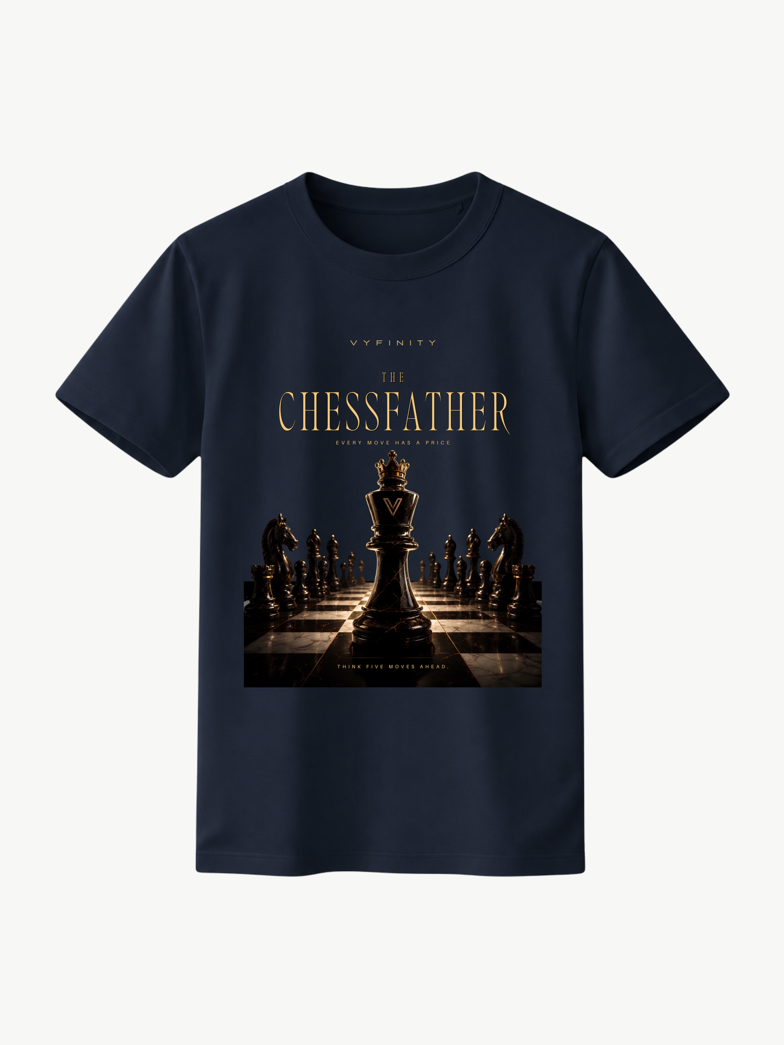 Dunkelblaues VYFINITY T-Shirt in Frontansicht mit „THE CHESSFATHER“-Schachdesign in Schwarz und Gold. Zentraler gekrönter König auf einem Schachbrett, umgeben von Schachfiguren, vor cleanem weißem Hintergrund.