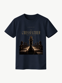 Dunkelblaues VYFINITY T-Shirt in Frontansicht mit „THE CHESSFATHER“-Schachdesign in Schwarz und Gold. Zentraler gekrönter König auf einem Schachbrett, umgeben von Schachfiguren, vor cleanem weißem Hintergrund.
