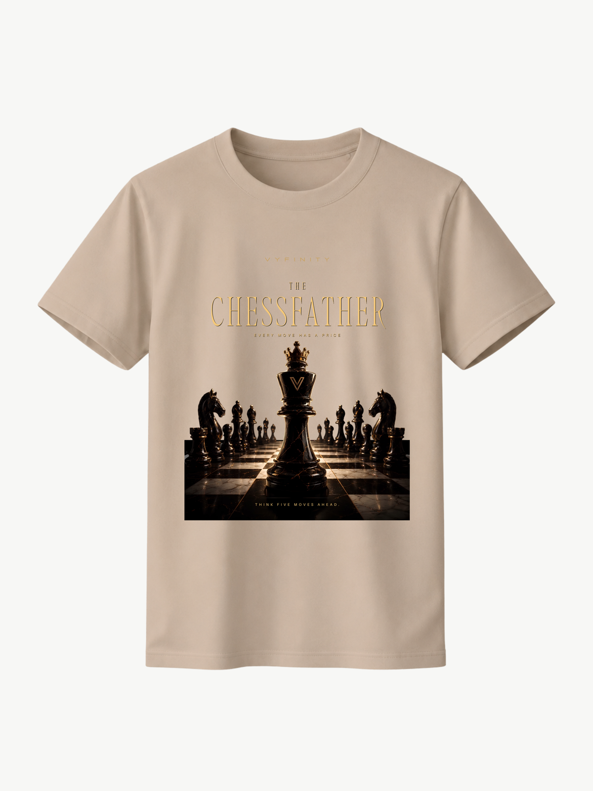 Beigefarbenes VYFINITY T-Shirt in Frontansicht mit „THE CHESSFATHER“-Schachdesign in Schwarz und Gold. Zentraler gekrönter König auf einem Schachbrett, umgeben von weiteren Schachfiguren, vor cleanem weißem Hintergrund.