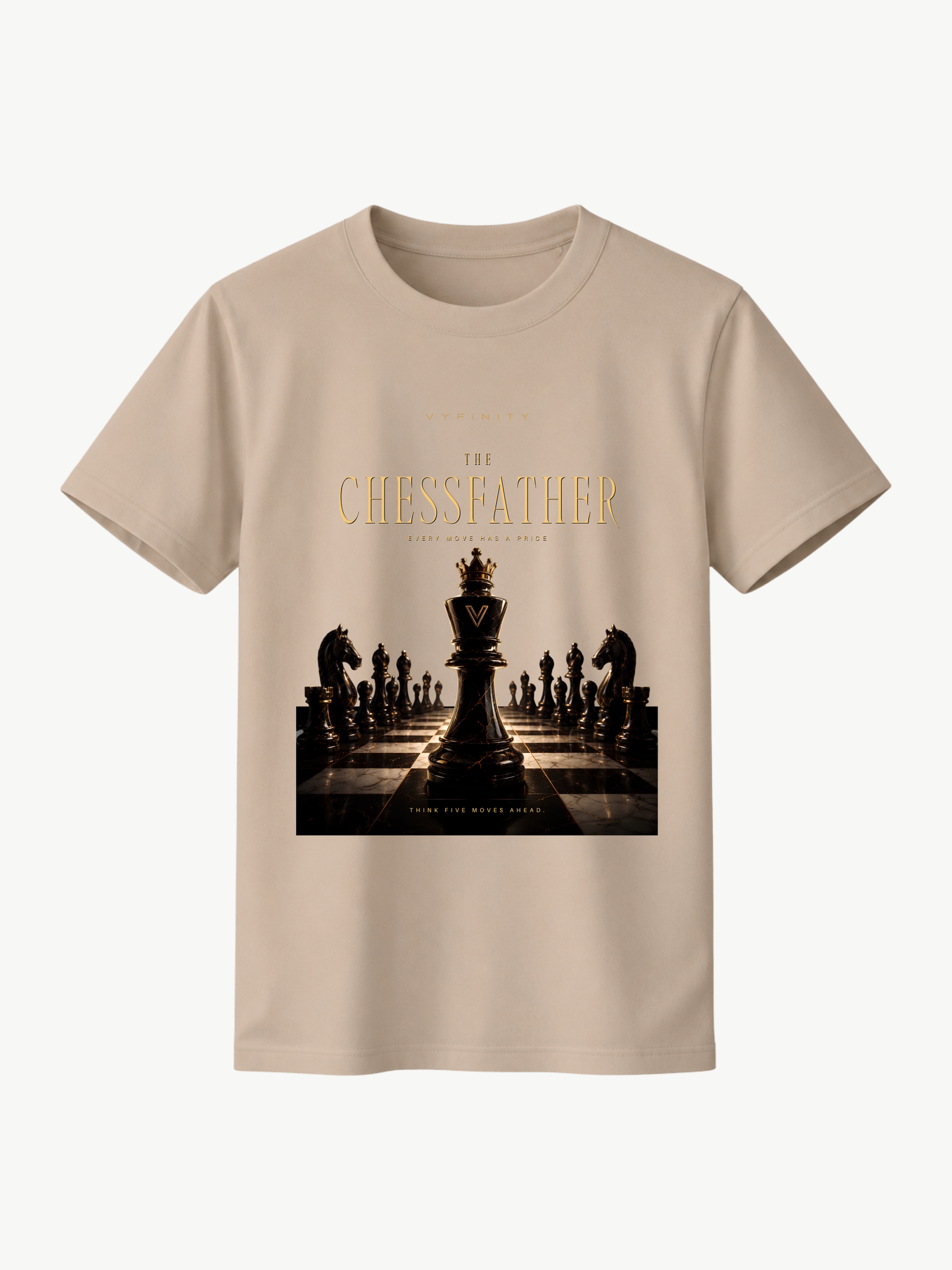 Beigefarbenes VYFINITY T-Shirt in Frontansicht mit „THE CHESSFATHER“-Schachdesign in Schwarz und Gold. Zentraler gekrönter König auf einem Schachbrett, umgeben von weiteren Schachfiguren, vor cleanem weißem Hintergrund.