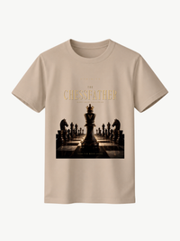 Beigefarbenes VYFINITY T-Shirt in Frontansicht mit „THE CHESSFATHER“-Schachdesign in Schwarz und Gold. Zentraler gekrönter König auf einem Schachbrett, umgeben von weiteren Schachfiguren, vor cleanem weißem Hintergrund.