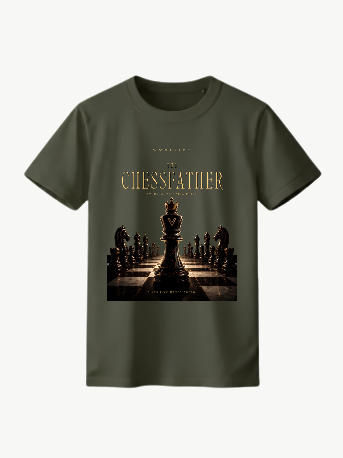  Olivgrünes VYFINITY T-Shirt in Frontansicht mit „THE CHESSFATHER“-Schachdesign in Schwarz und Gold. Zentraler gekrönter König auf einem Schachbrett, umgeben von Schachfiguren, vor cleanem weißem Hintergrund.