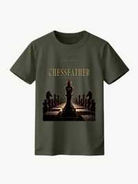  Olivgrünes VYFINITY T-Shirt in Frontansicht mit „THE CHESSFATHER“-Schachdesign in Schwarz und Gold. Zentraler gekrönter König auf einem Schachbrett, umgeben von Schachfiguren, vor cleanem weißem Hintergrund.