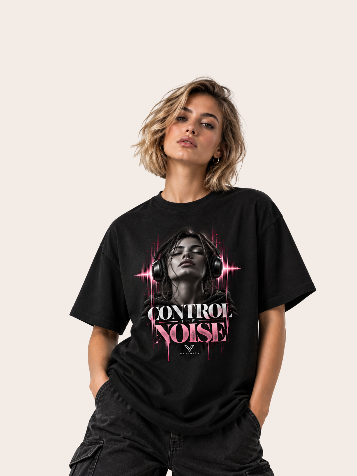 VYFINITY Control The Noise – Damen Relaxed Fit T-Shirt 215 GSM – schwarzes Streetwear Shirt mit Frontprint