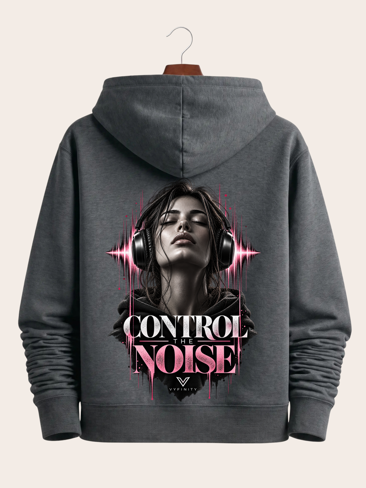 Vyfinity Control The Noise Hoodie – Anthrazit – 350 GSM – Rückansicht am Holzkleiderbügel mit großem Control The Noise Rückenprint