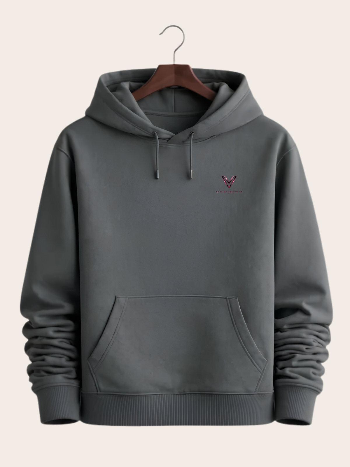 Vyfinity Control The Noise Hoodie – Anthrazit – 350 GSM – Frontansicht am Holzkleiderbügel mit kleinem Vyfinity Brustlogo