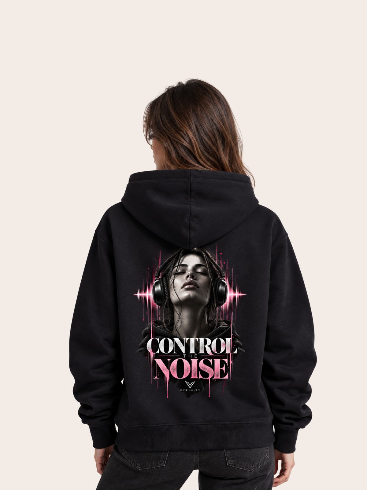 Vyfinity Control The Noise Hoodie – Schwarz – 350 GSM – Damenmodel Rückansicht mit großem Control The Noise Rückenprint