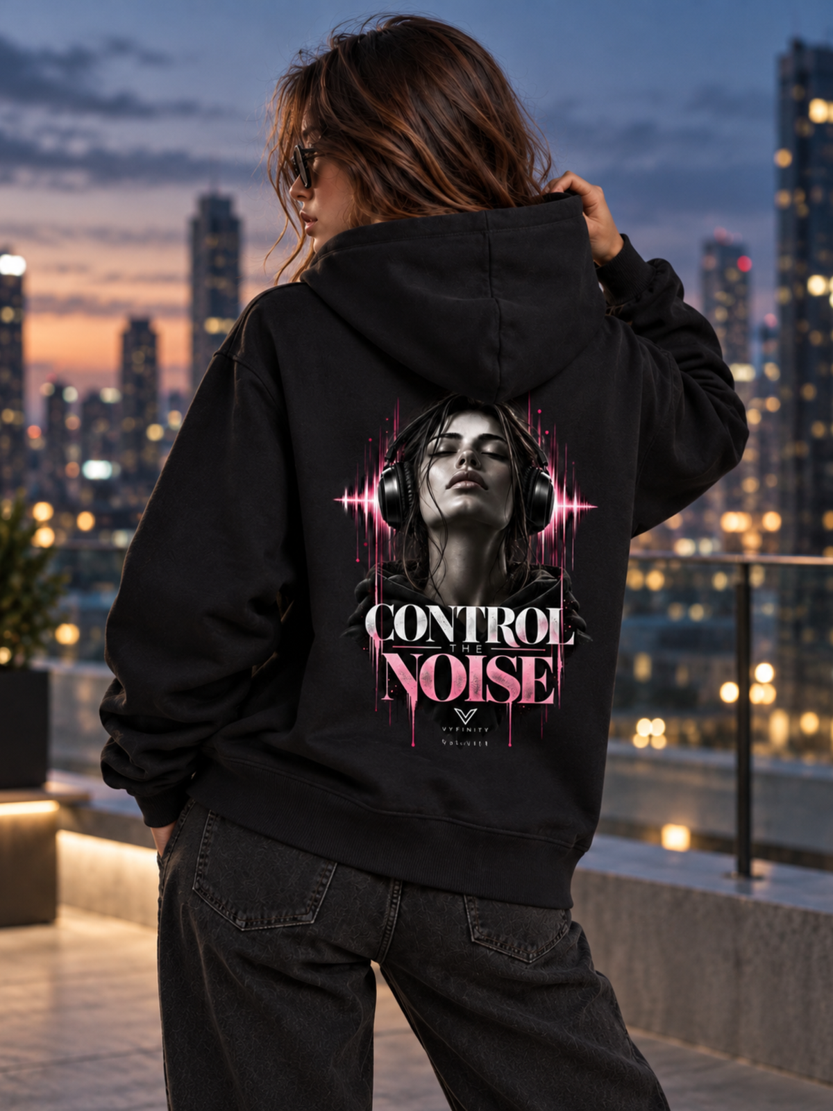 Vyfinity Control The Noise Hoodie – Black – 350 GSM – Damen Lifestyle Rückansicht mit großem Control The Noise Backprint
