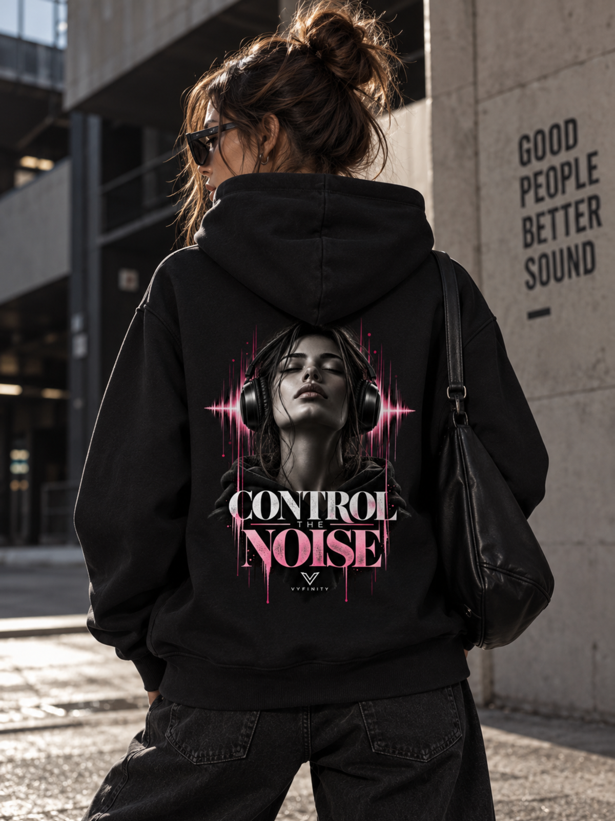 Vyfinity Control The Noise Hoodie – Black – 350 GSM – Damen Urban Lifestyle Rückansicht mit großem Backprint