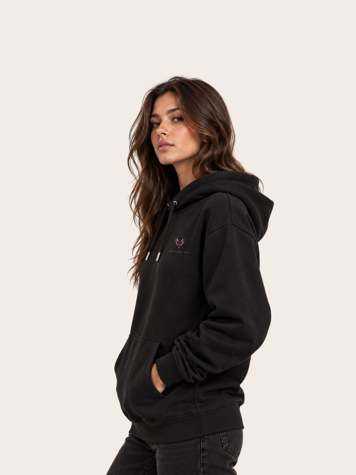 Vyfinity Control The Noise Hoodie – Schwarz – 350 GSM – Damenmodel in Seitenansicht mit kleinem Vyfinity Brustlogo
