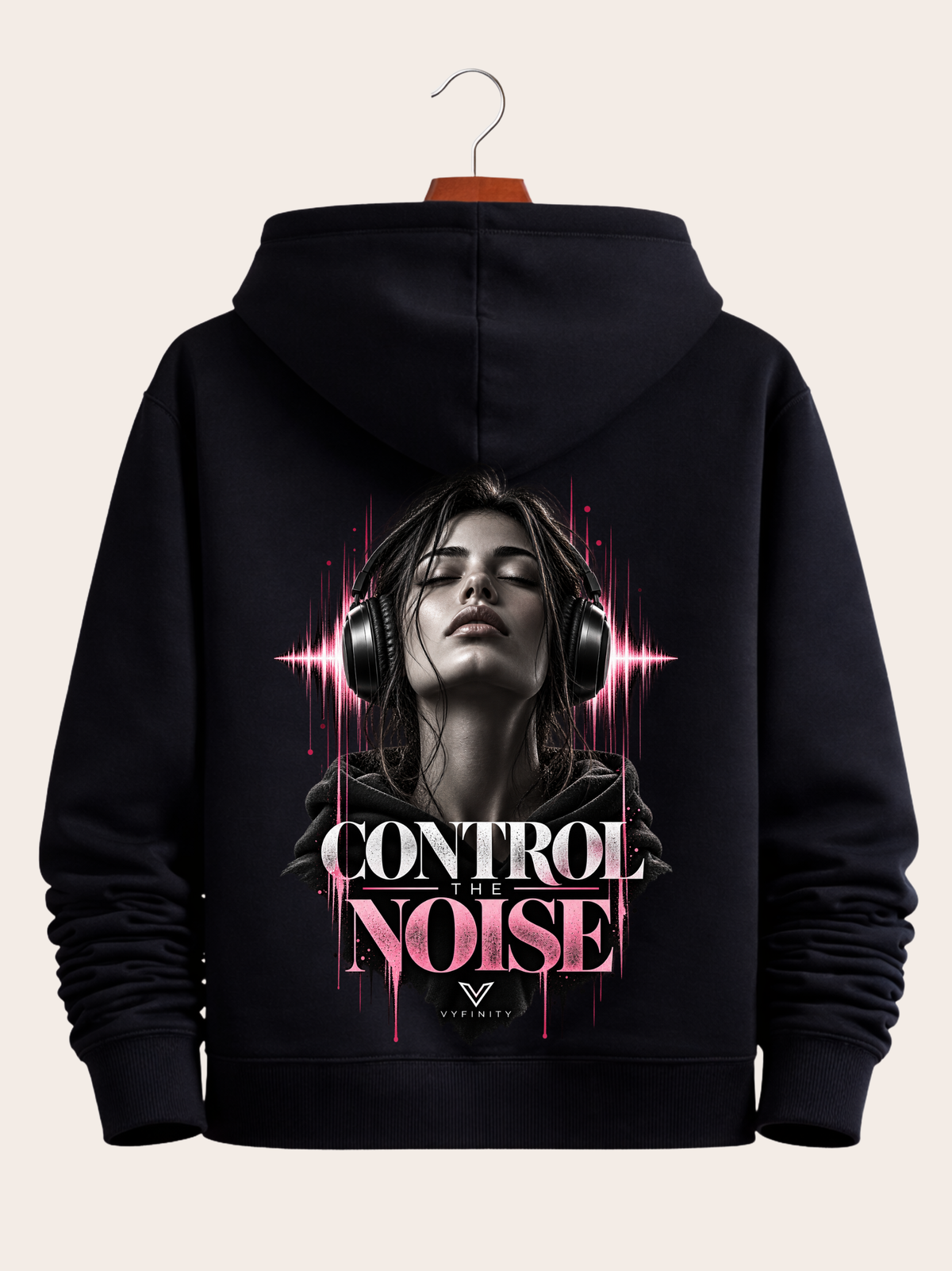 Vyfinity Control The Noise Hoodie – Schwarz – 350 GSM – Rückansicht am Holzkleiderbügel mit großem Control The Noise Rückenprint