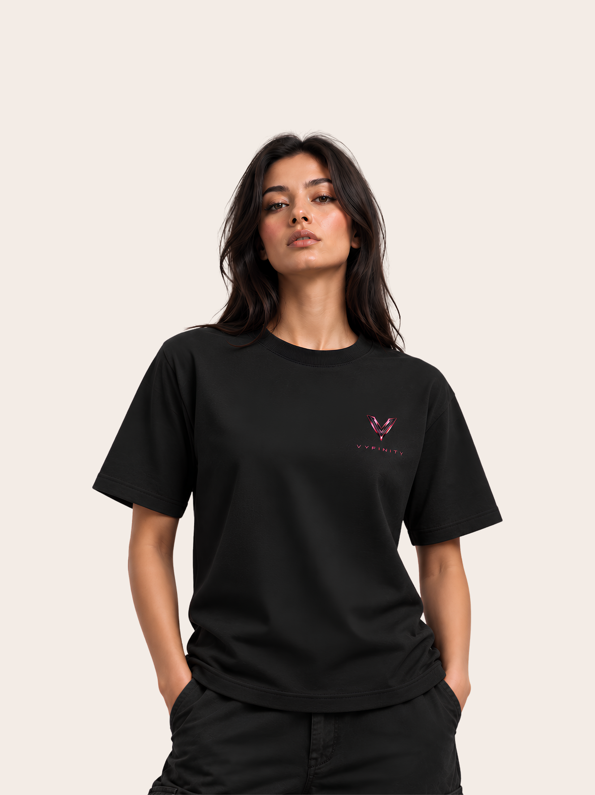 VYFINITY Relaxed Fit T-Shirt 215 GSM – Schwarz – Damen Model – Frontansicht – VYFINITY Brustlogo