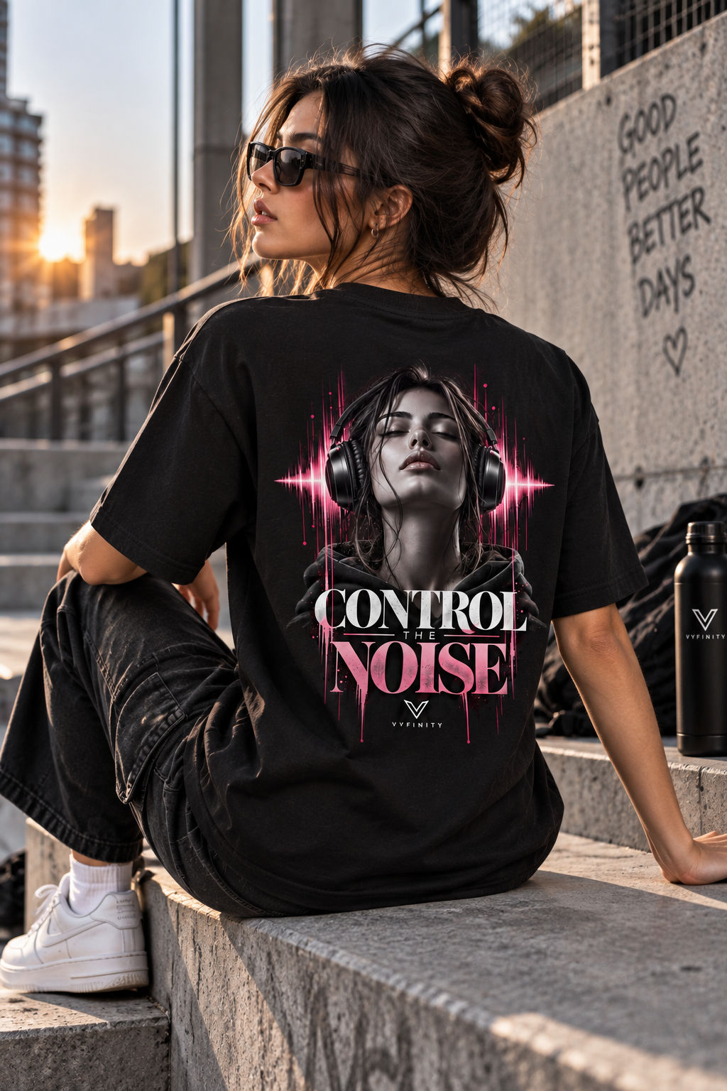 Vyfinity Control The Noise T-Shirt – Schwarz – Relaxed Fit Heavy 215 GSM – Urban Lifestyle-Rückansicht mit großem Control The Noise Backprint, sitzendes Model
