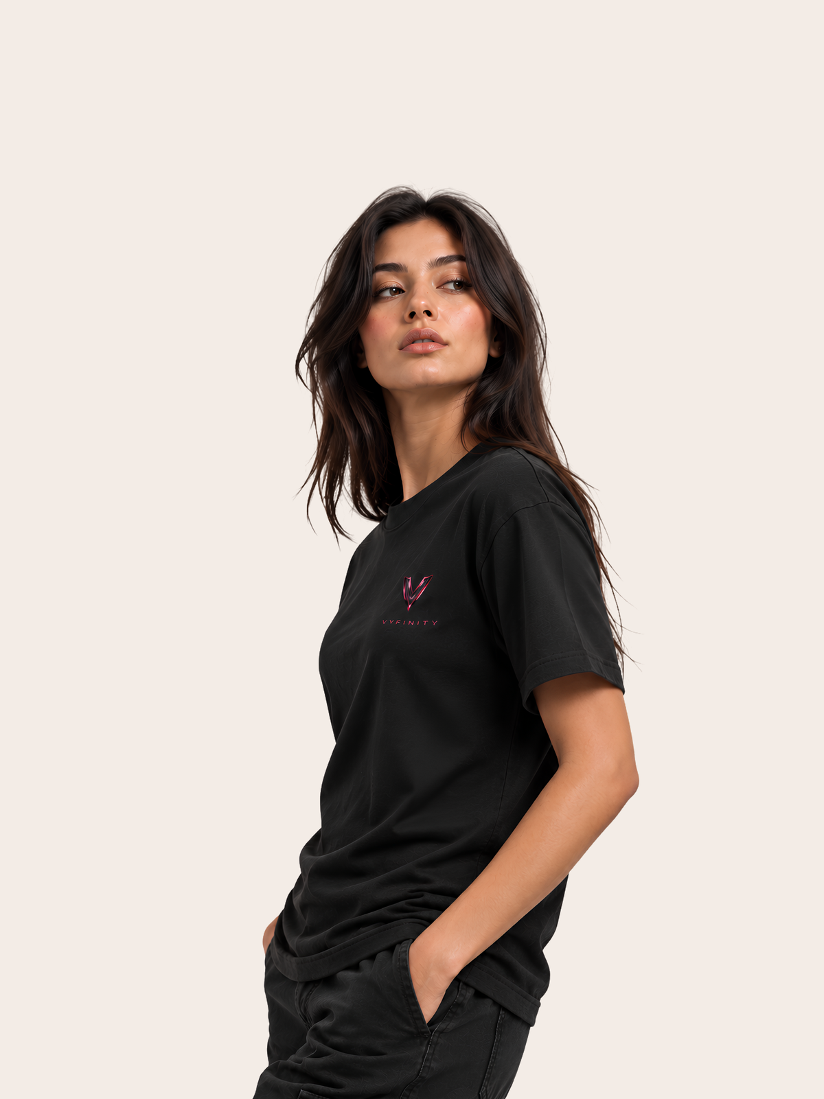 VYFINITY Control The Noise – Relaxed Fit Heavy T-Shirt 215 GSM – Schwarz – Damenmodel – Seitenansicht – VYFINITY Brustlogo