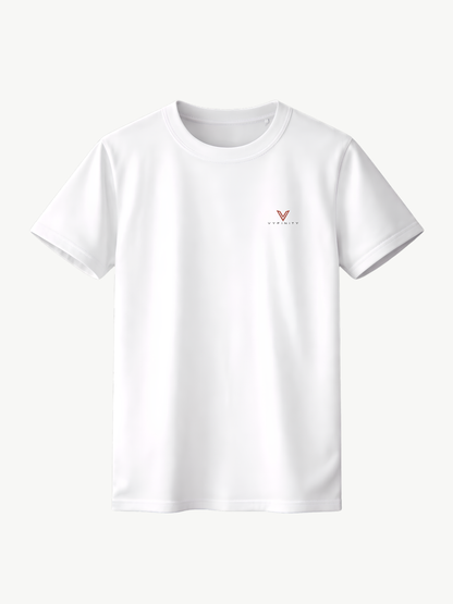 Weißes VYFINITY Premium T-Shirt in Vorderansicht mit minimalistischem rot-schwarzem VYFINITY Logo auf der linken Brust. Cleanes Relaxed-Fit Streetwear-Shirt mit Rundhalsausschnitt und kurzen Ärmeln auf hellem Hintergrund.