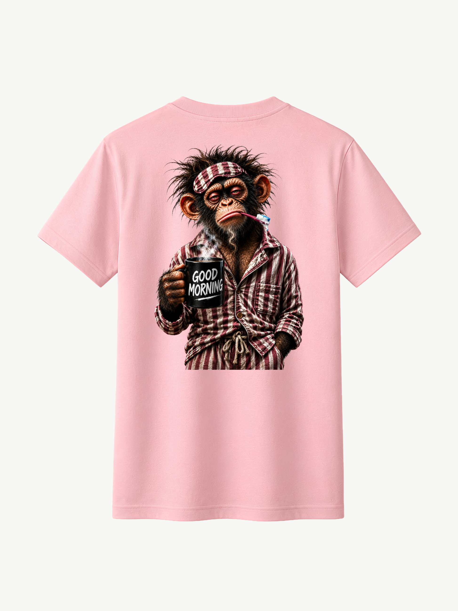 Rosa VYFINITY T-Shirt in Rückansicht mit großem „Good Morning“-Print: müder Affe im rot-weiß karierten Pyjama mit Zahnbürste und dampfender schwarzer Kaffeetasse. Heller minimalistischer Hintergrund.