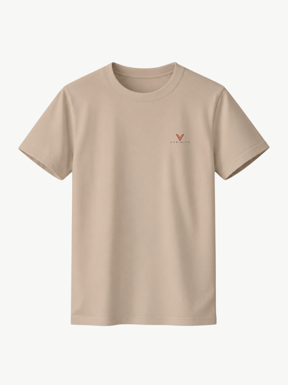 Beiges VYFINITY T-Shirt in Vorderansicht mit klassischem Rundhalsausschnitt und kleinem dunkelroten VYFINITY Logo auf der linken Brust, freigestellt vor hellem Hintergrund.