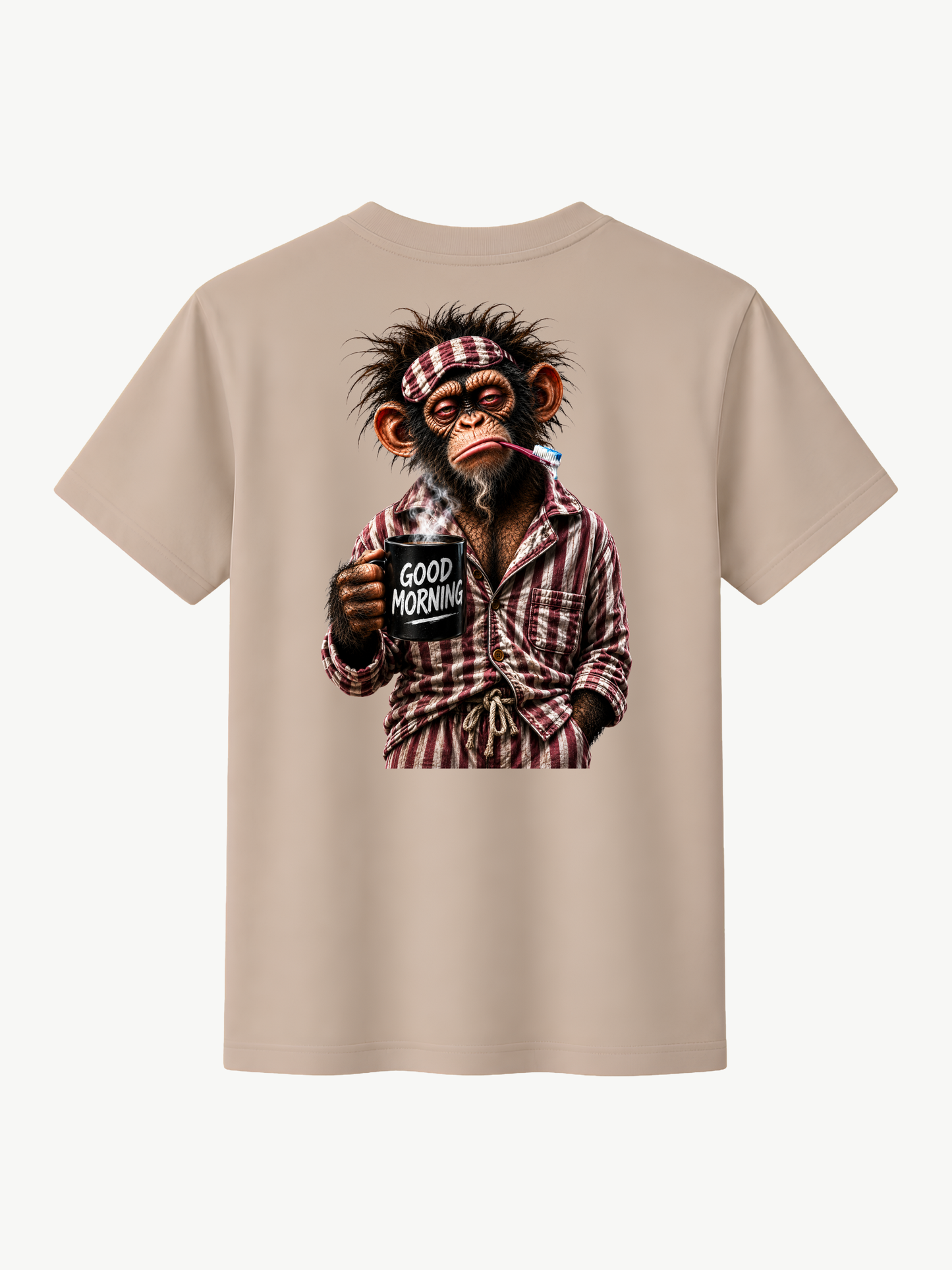 Beiges VYFINITY T-Shirt in Rückansicht mit großem „Good Morning“-Print: müder Affe im rot-weiß karierten Pyjama mit Zahnbürste und dampfender schwarzer Kaffeetasse. Heller minimalistischer Hintergrund.
