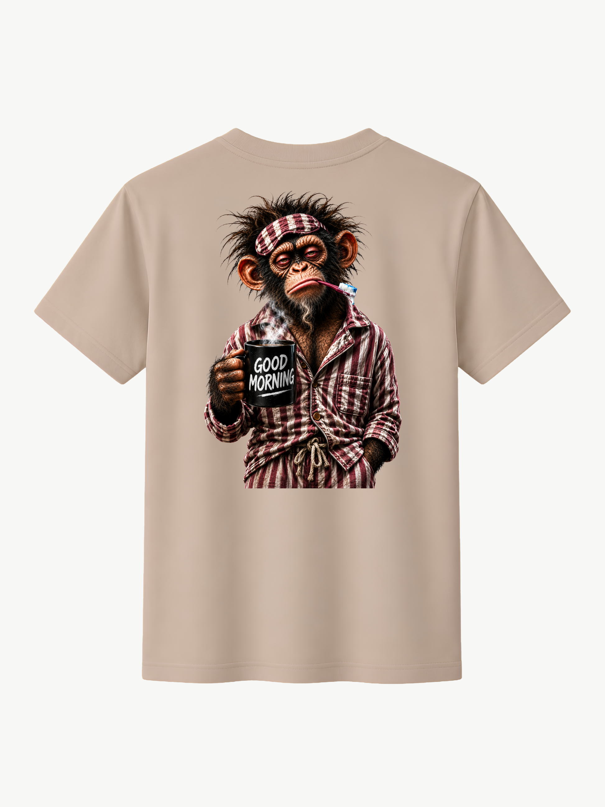 Beiges VYFINITY T-Shirt in Rückansicht mit großem „Good Morning“-Print: müder Affe im rot-weiß karierten Pyjama mit Zahnbürste und dampfender schwarzer Kaffeetasse. Heller minimalistischer Hintergrund.