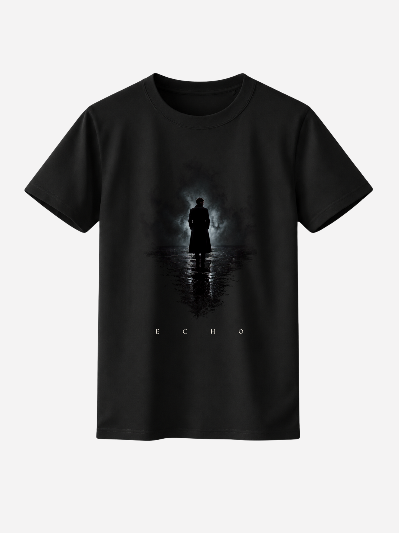 Schwarzes Vyfinity Classic Fit Unisex T-Shirt mit ECHO Frontprint. Premium Baumwollshirt mit dunkler Silhouette im Nebel, spiegelnder Reflexion und dezentem ECHO Schriftzug im minimalistischen Streetwear und Urban Fashion Design.