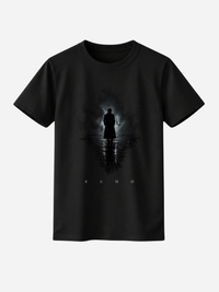 Schwarzes Vyfinity Classic Fit Unisex T-Shirt mit ECHO Frontprint. Premium Baumwollshirt mit dunkler Silhouette im Nebel, spiegelnder Reflexion und dezentem ECHO Schriftzug im minimalistischen Streetwear und Urban Fashion Design.