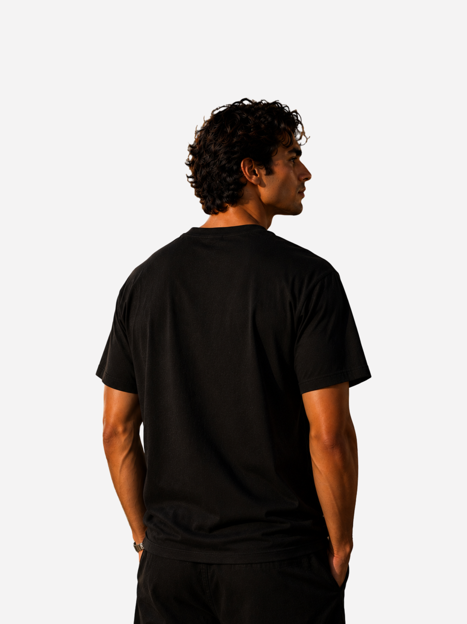 Rückansicht eines jungen Mannes im schwarzen Vyfinity Classic Fit Unisex T-Shirt. Minimalistisches Streetwear-Shirt mit cleanem Rücken ohne Print, modernem Regular Fit und hochwertigem Urban Fashion Look.