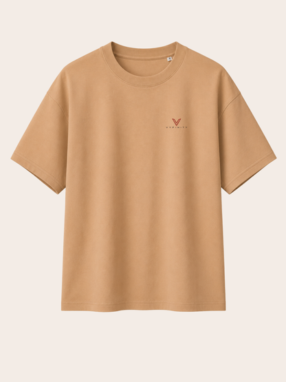 „Beigefarbenes VYFINITY Relaxed Fit T-Shirt mit kleinem VYFINITY Logo auf der Brust, Vorderansicht auf hellem neutralem Hintergrund.“