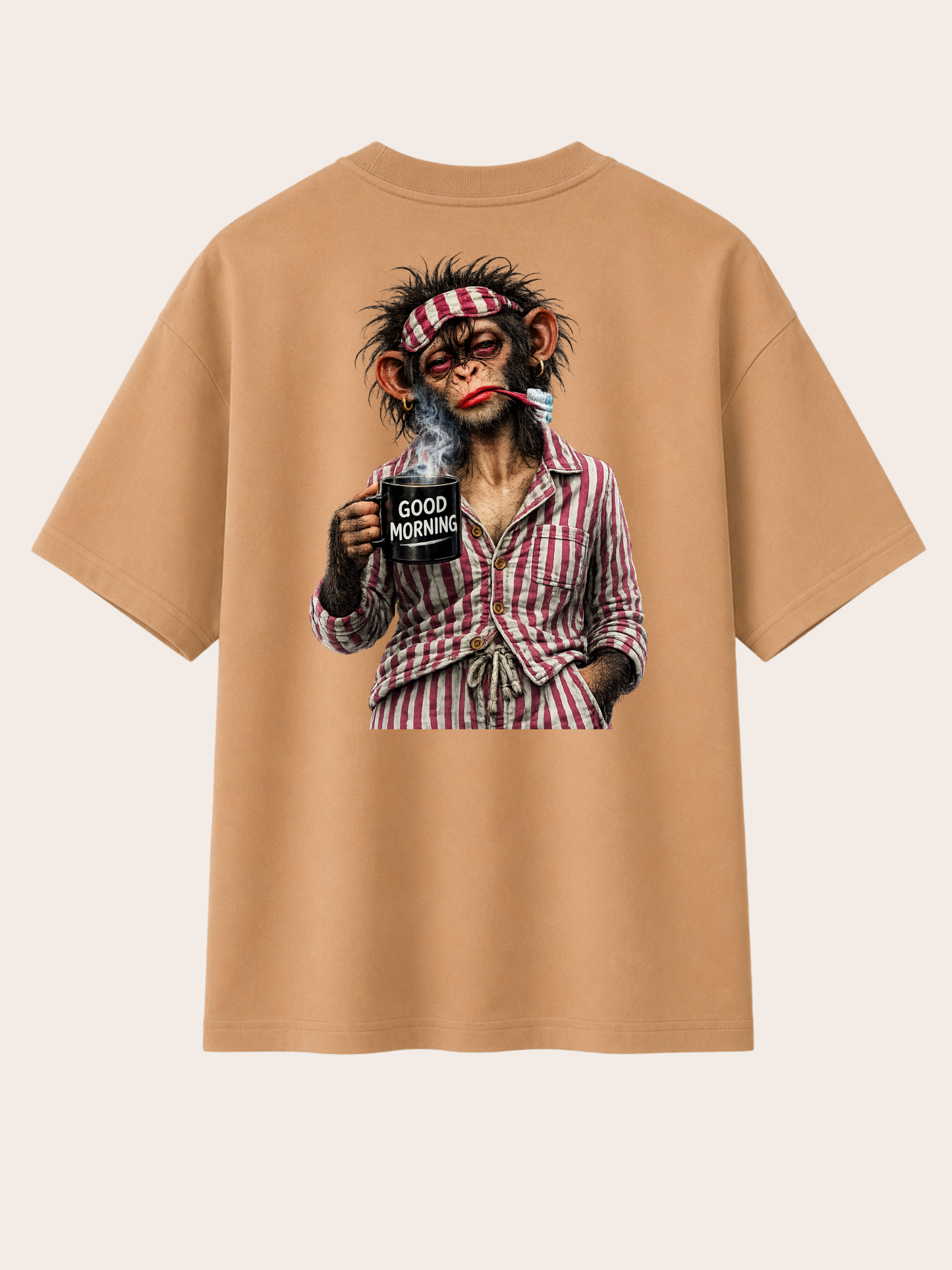 „Beigefarbenes VYFINITY Relaxed Fit T-Shirt mit großem Affen-Grafikprint auf dem Rücken, Zahnbürste im Mund und schwarzer ‚GOOD MORNING‘ Kaffeetasse.“