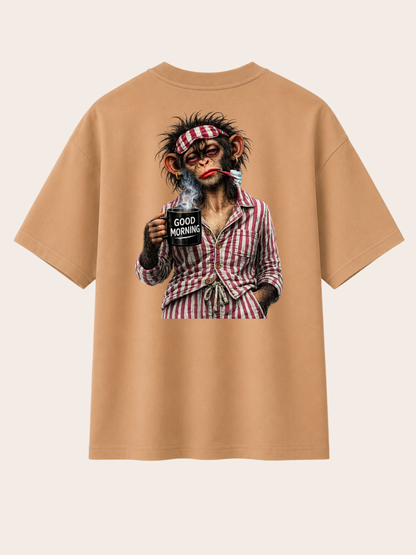 „Beigefarbenes VYFINITY Relaxed Fit T-Shirt mit großem Affen-Grafikprint auf dem Rücken, Zahnbürste im Mund und schwarzer ‚GOOD MORNING‘ Kaffeetasse.“
