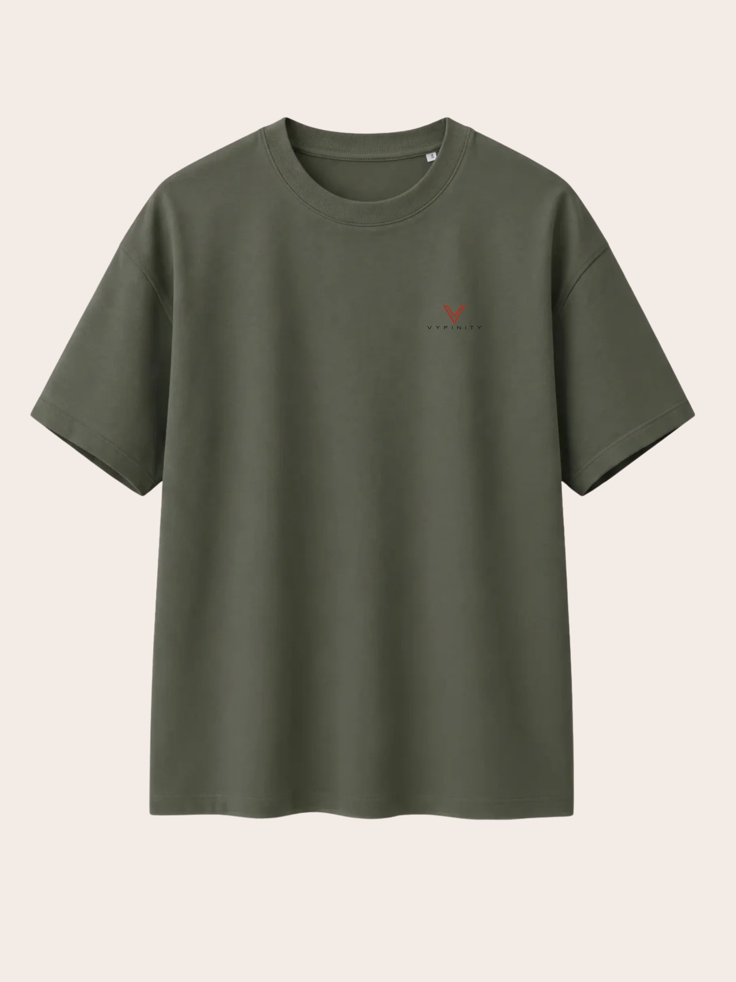 „Olivgrünes VYFINITY Relaxed Fit T-Shirt mit kleinem VYFINITY Logo auf der Brust, freigestellte Vorderansicht.“