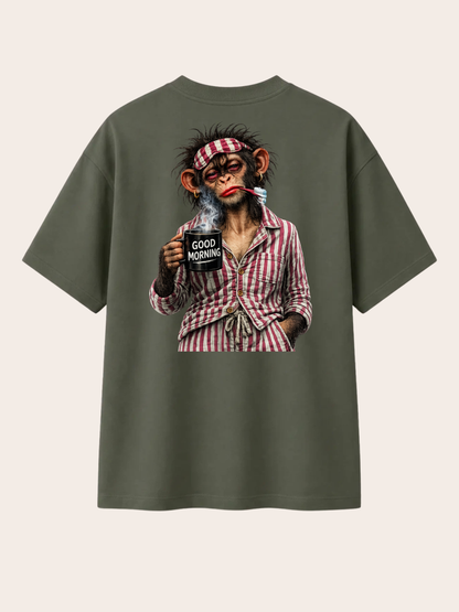 „Olivgrünes VYFINITY Relaxed Fit T-Shirt mit großem Affen-Print auf der Rückseite, Zahnbürste und Kaffeetasse mit ‚GOOD MORNING‘ Schriftzug.“