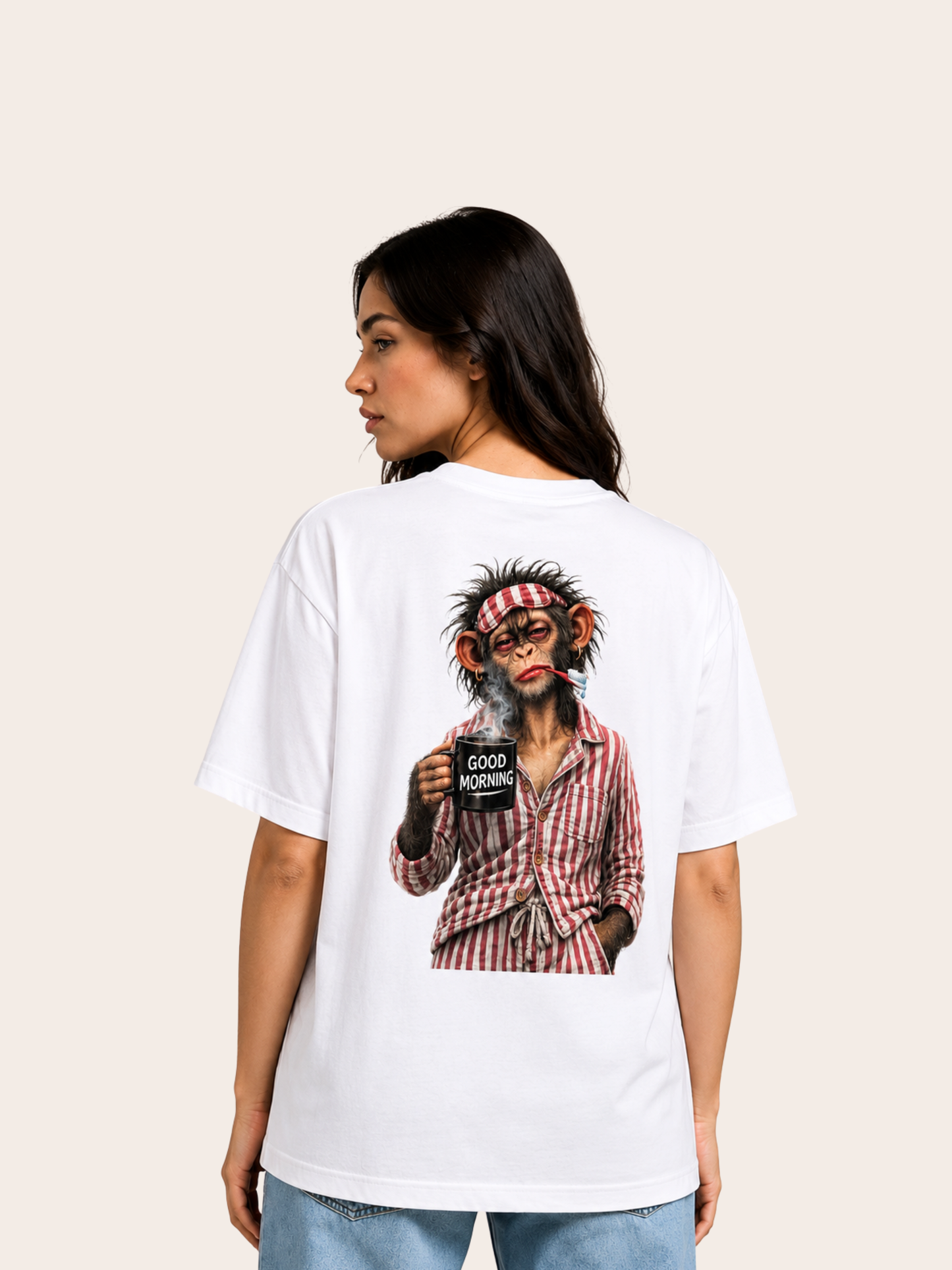 „Frau trägt weißes VYFINITY Relaxed Fit T-Shirt mit großem Good Morning Affen-Print auf dem Rücken.“