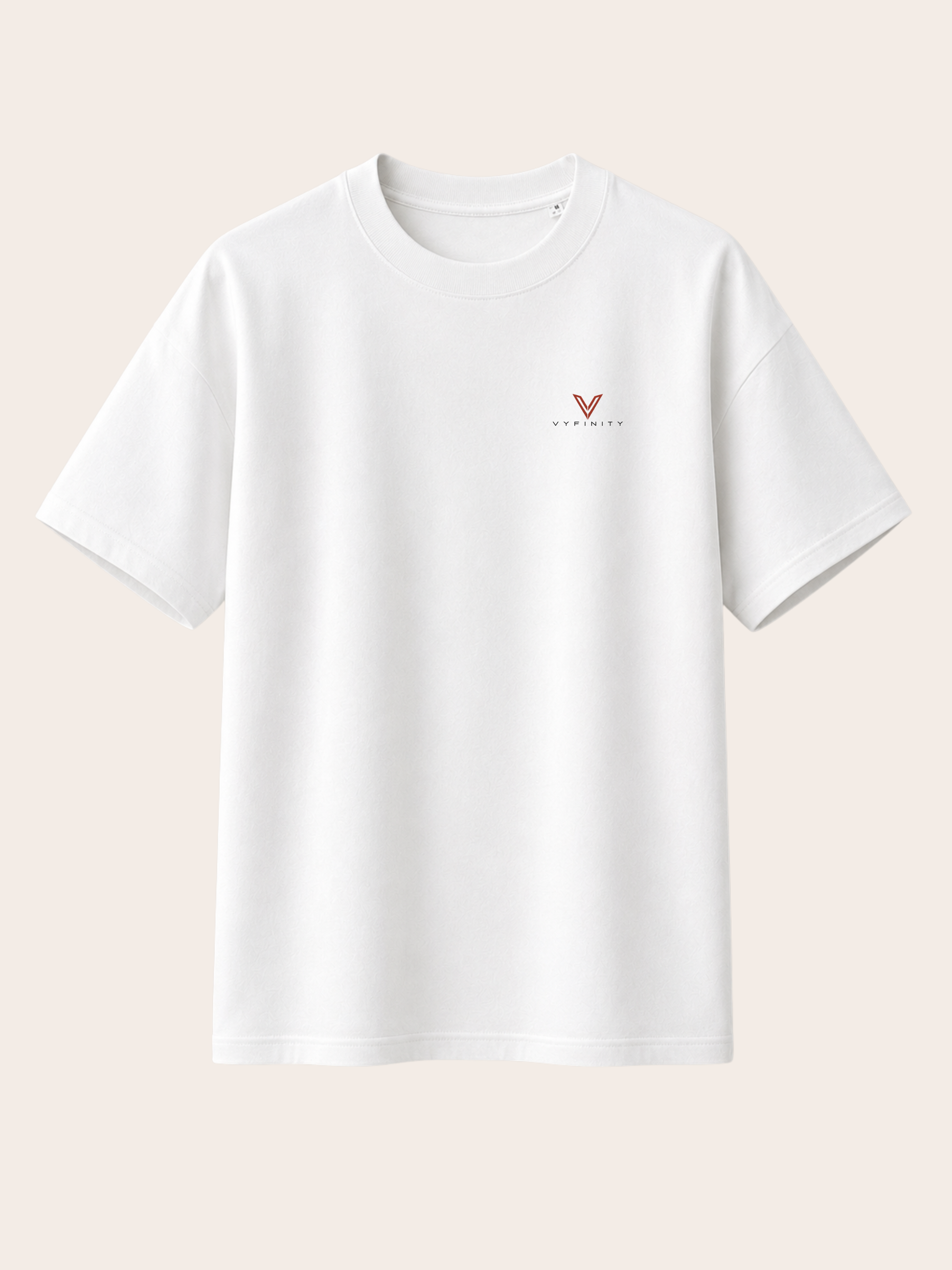 „Weißes VYFINITY Relaxed Fit T-Shirt mit kleinem rotem VYFINITY Logo auf der Brust, freigestellte Vorderansicht.“