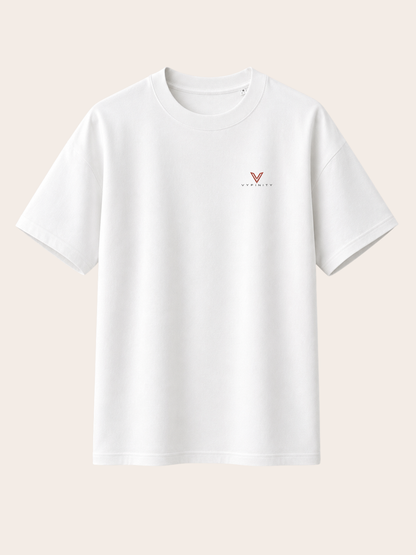 „Weißes VYFINITY Relaxed Fit T-Shirt mit kleinem rotem VYFINITY Logo auf der Brust, freigestellte Vorderansicht.“