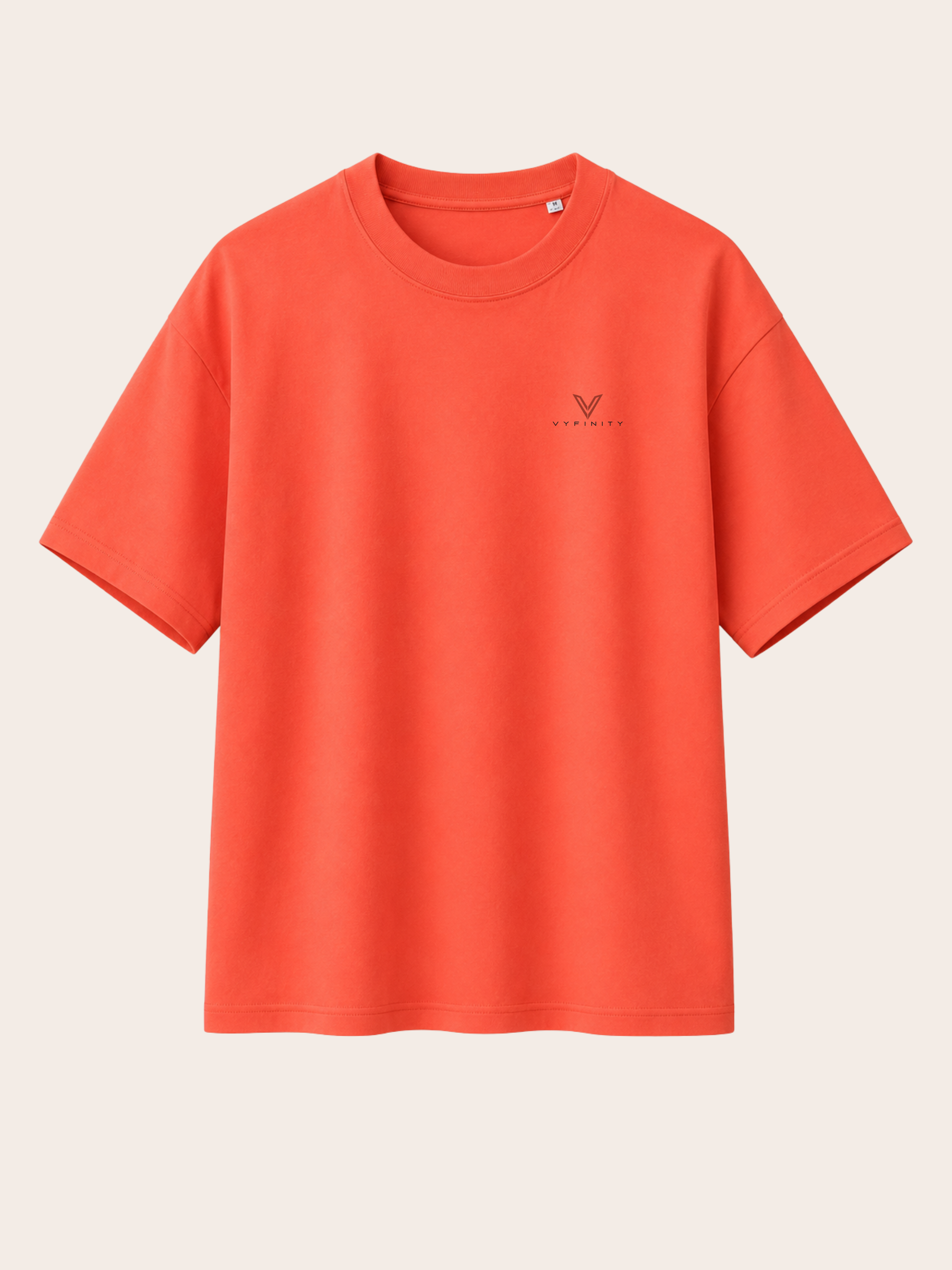 „Korallrotes VYFINITY Relaxed Fit T-Shirt mit kleinem VYFINITY Logo auf der Brust, Vorderansicht auf hellem neutralem Hintergrund.“