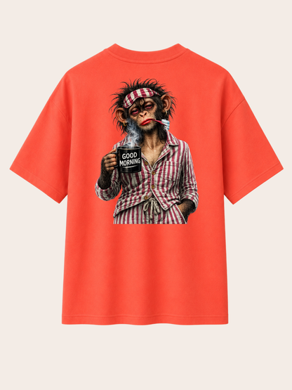 „Korallrotes VYFINITY Relaxed Fit T-Shirt mit großem Affen-Grafikprint auf dem Rücken, Zahnbürste im Mund und schwarzer ‚GOOD MORNING‘ Kaffeetasse.“
