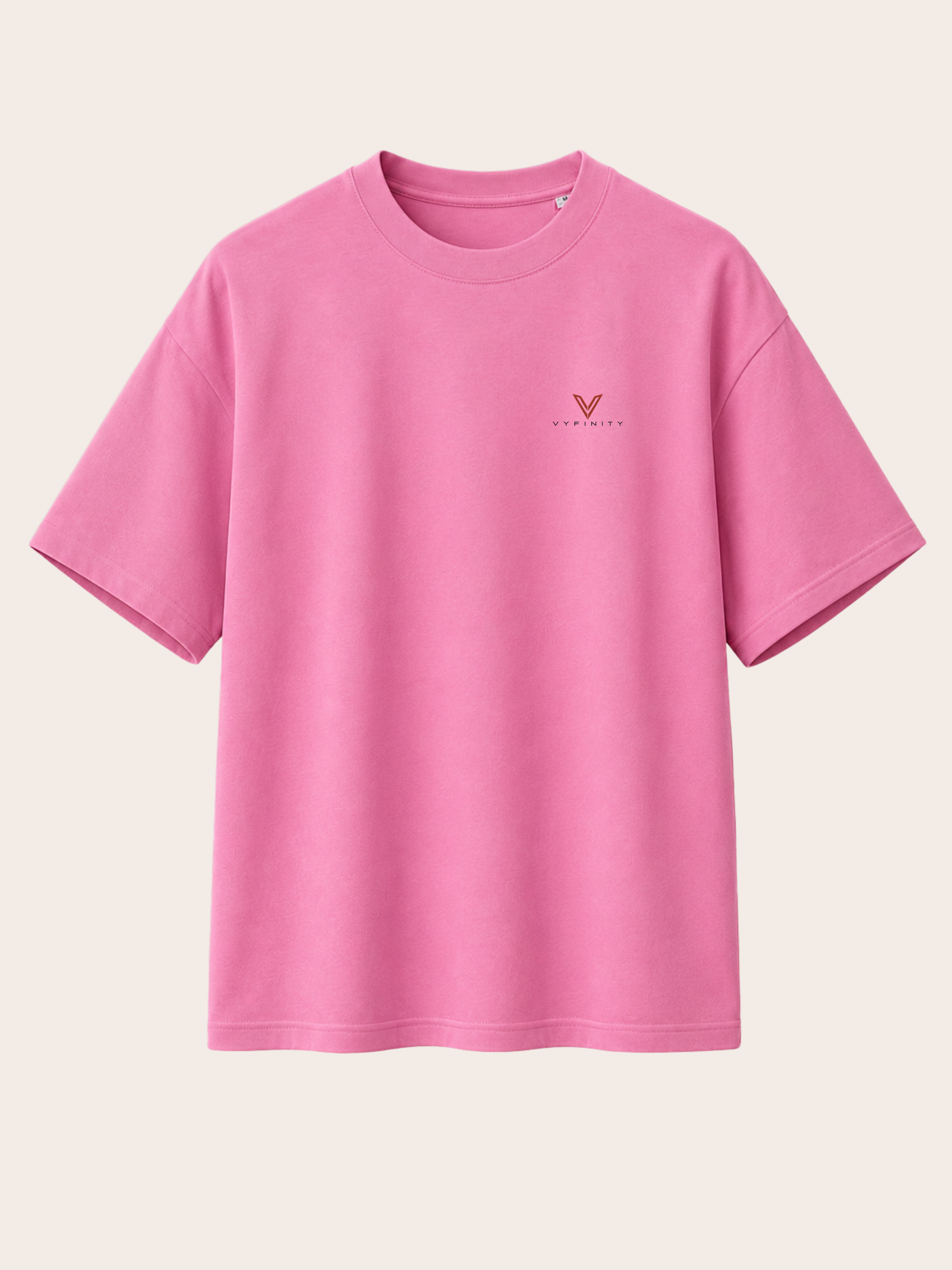 „Rosa VYFINITY Relaxed Fit T-Shirt mit kleinem VYFINITY Logo auf der Brust, freigestellte Vorderansicht.“