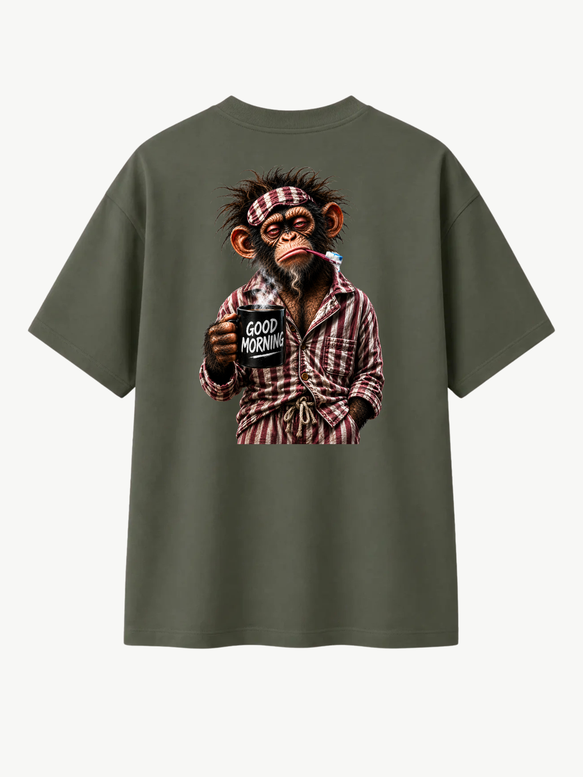 Olivgrünes VYFINITY T-Shirt in Rückansicht mit großem „Good Morning“-Affenmotiv. Der Affe trägt einen rot-weiß gestreiften Schlafanzug, hält eine dampfende schwarze „GOOD MORNING“-Kaffeetasse und hat eine Zahnbürste im Mund. Produktfreisteller vor hellem Hintergrund.