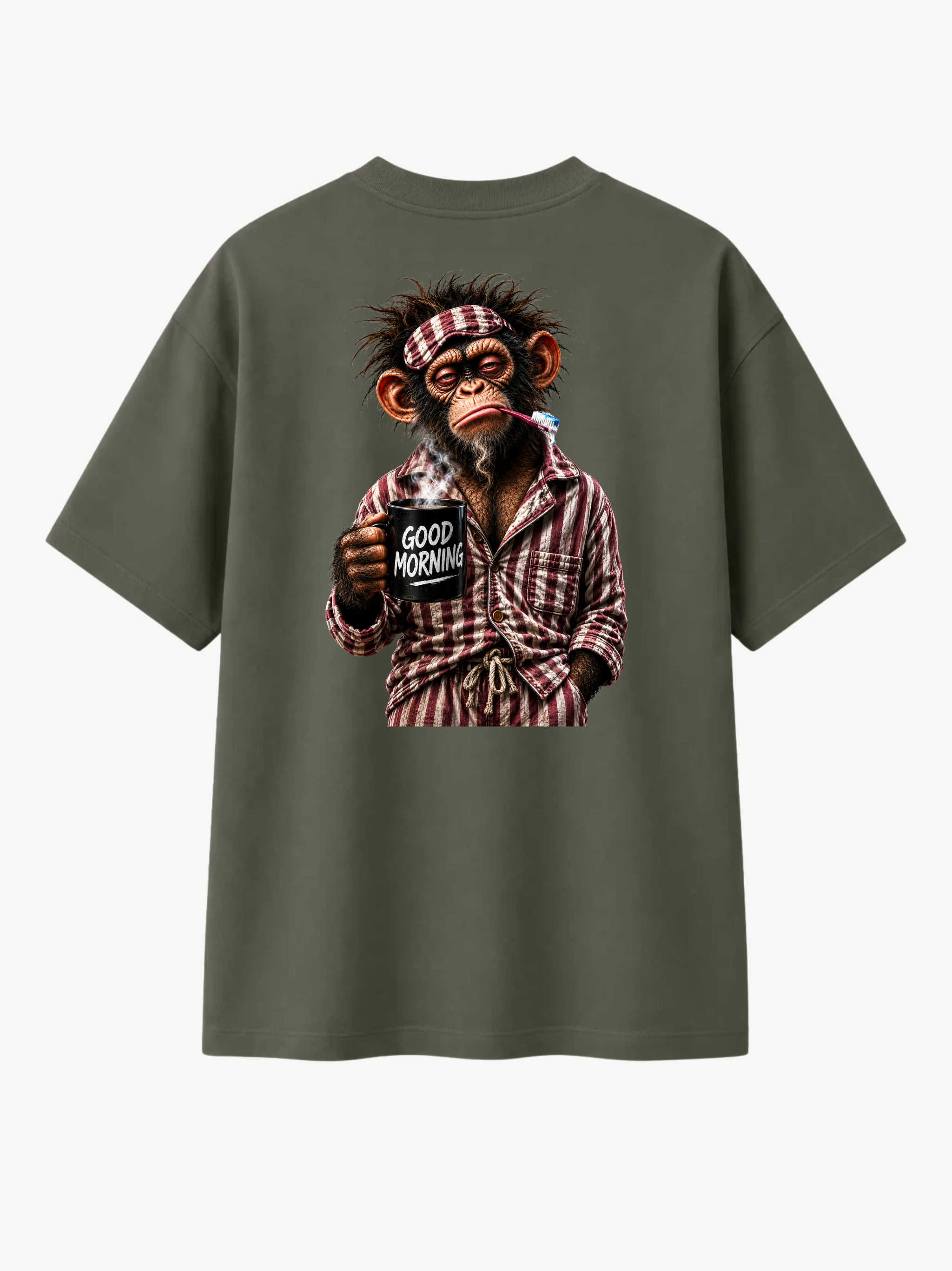 Olivgrünes VYFINITY T-Shirt in Rückansicht mit großem „Good Morning“-Affenmotiv. Der Affe trägt einen rot-weiß gestreiften Schlafanzug, hält eine dampfende schwarze „GOOD MORNING“-Kaffeetasse und hat eine Zahnbürste im Mund. Produktfreisteller vor hellem Hintergrund.